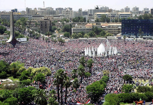 Regierungsanhnger am Dienstag in Damaskus   | Foto: dpa