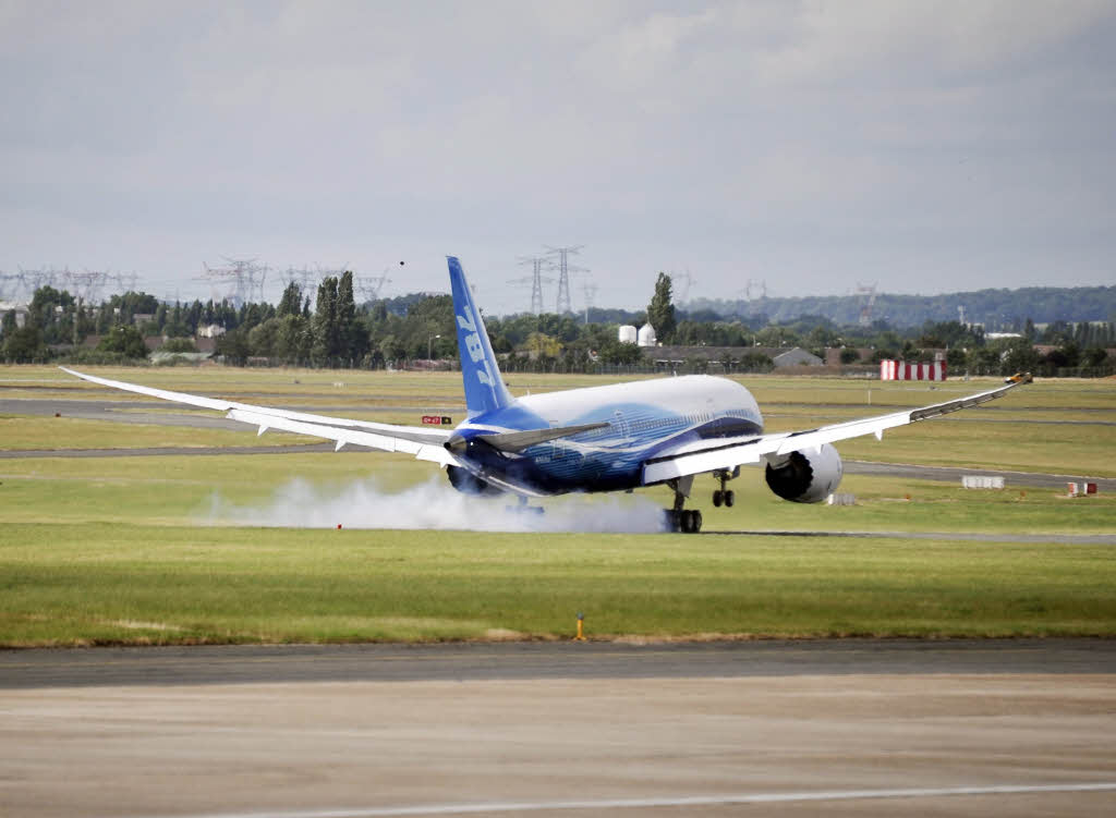 Die neue Boeing 787 Dreamlinder landet in Le Bourget bei Paris.