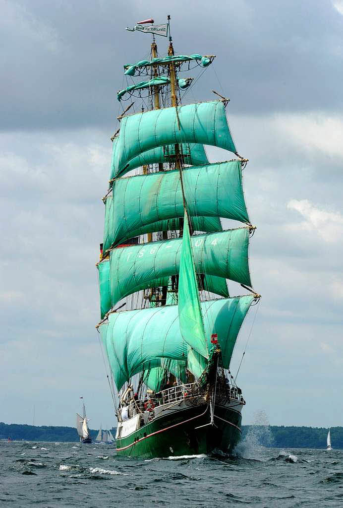 Das Segelschiff „Alexander von Humboldt“ bietet auf der Kieler Woche Gstefahren an.