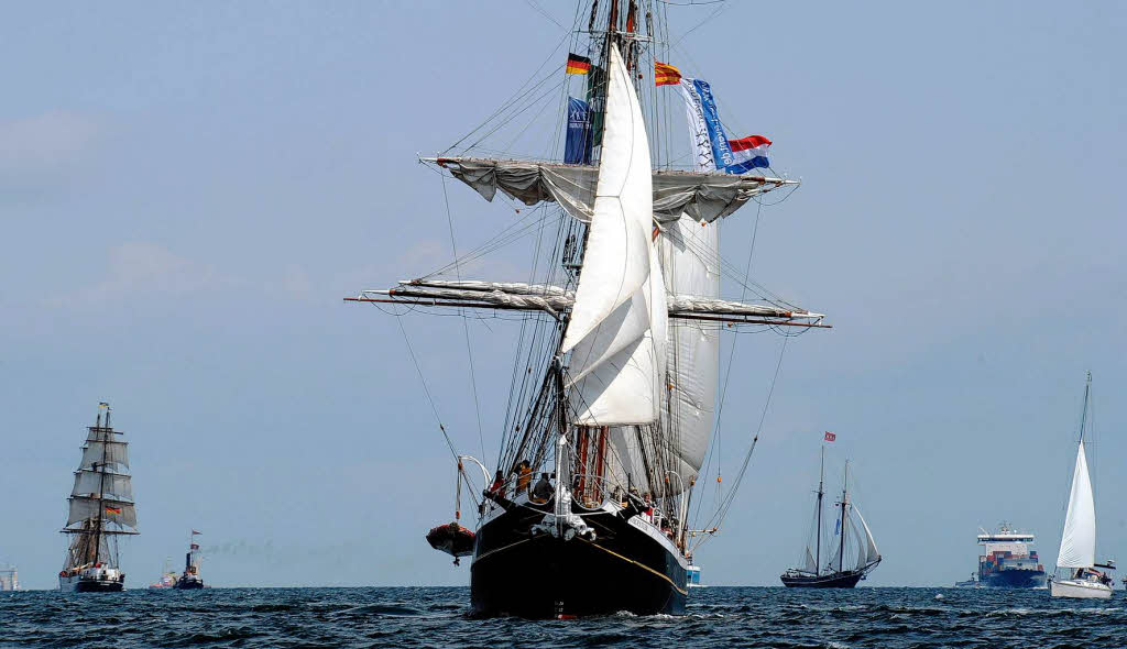 Traditionssegler fahren mit Gsten an Bord auf der Ostsee vor Kiel-Schilksee.