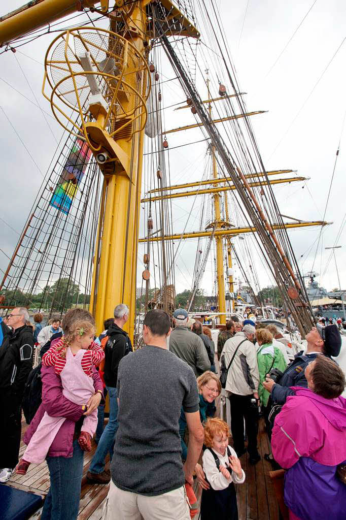 Besucher besichtigen das Segelschulschiff „Gorch Fock“.