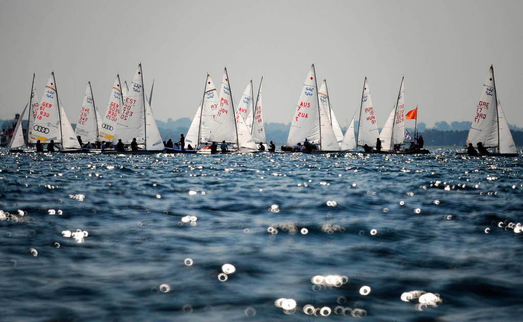 Boote der 470er Klasse warten auf den Start ihrer Wettfahrt im Rahmen der Kieler Woche.