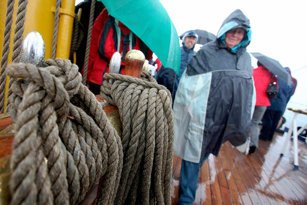 Bei strmenden Regen besichtigen Besucher das Segelschulschiff „Gorch Fock“