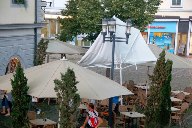 Das Unwetter stellte Schirme auf den Kopf.  | Foto: Sylvia-Karina Jahn