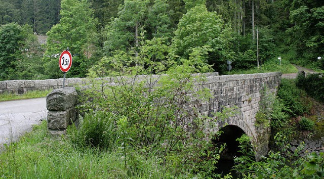 Die Schwarzatalbrcke, die die Gemeind...rbrckt ist marode und wird  saniert.   | Foto: Luisa Denz