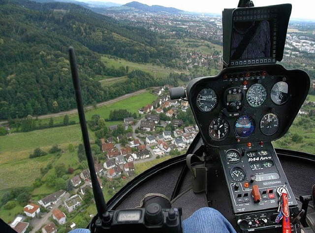 Unten Heuweiler, oben die endlose Frei... Robinson R44-Hubschraubers zu sehen.   | Foto: Jrg Ghner