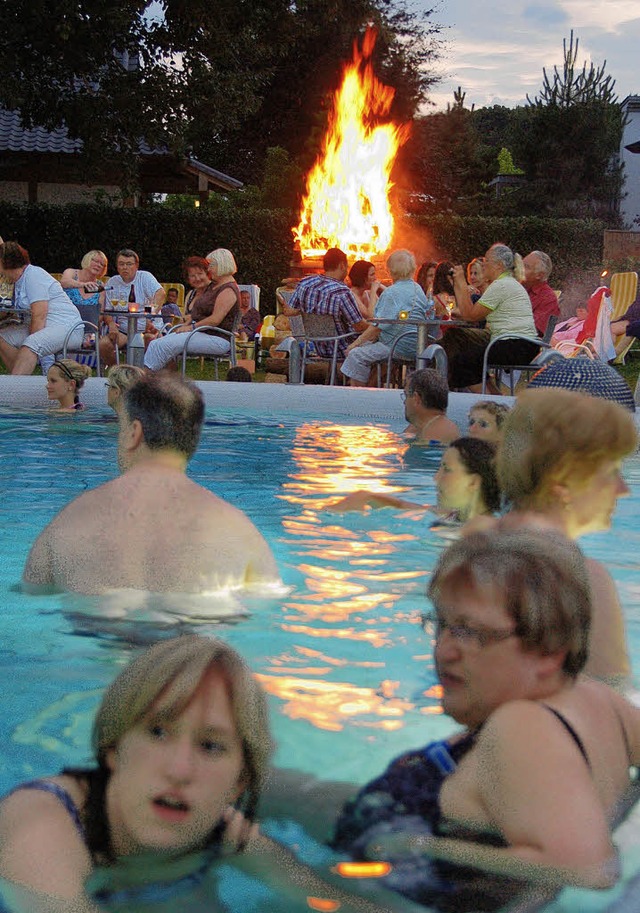 Ein funkenstiebendes Flammenmeer spieg...Classica-Nacht zur Sommersonnenwende.   | Foto: SUSANNE MLLER