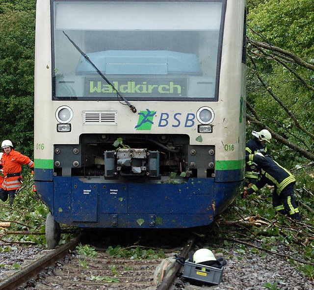 Regelrecht frei sgen mussten die Feue...rn auch auf den Wagon gefallen waren.   | Foto: Ringwald