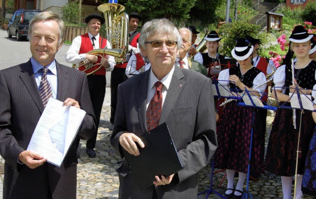 Nach der Begrungsmusik des Musikvere...s an  Brgermeister Reinhard Bentler.   | Foto: Ringwald