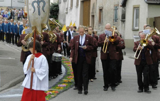 Der Fronleichnams-Prozessionszug in Kiechlinsbergen.  | Foto: Roland Vitt