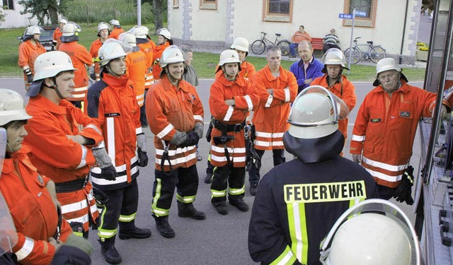 Treffen der Feuerwehrleute der Abteilu...ffektive Zusammenarbeit im Ernstfall.   | Foto: BZ