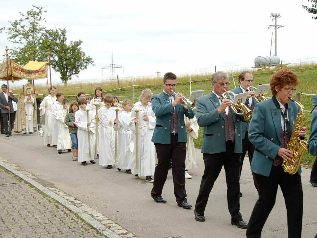 Begleitet von Kirchenchor und Musikverein feierte die Seelsorgeeinheit Dinkelberg Fronleichnam mit einer Prozession