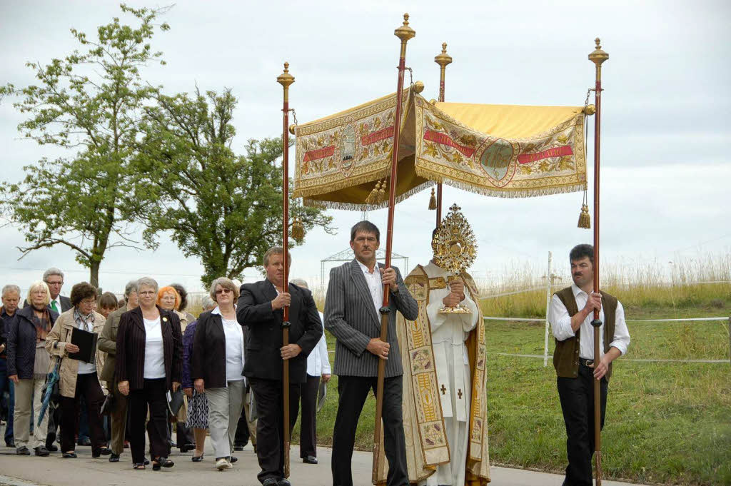 Begleitet von Kirchenchor und Musikverein feierte die Seelsorgeeinheit Dinkelberg Fronleichnam mit einer Prozession