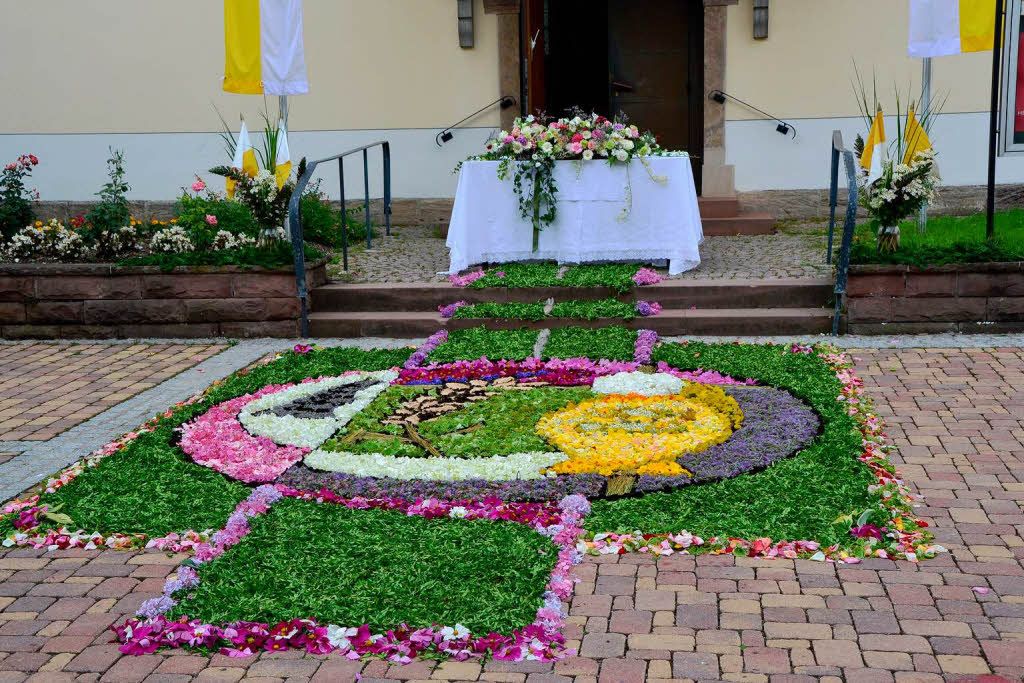 Die Glubigen der Pfarrgemeinde St. Urban feierten beim St. Josefshaus. Die Stationen sumten farbige Blumenteppiche