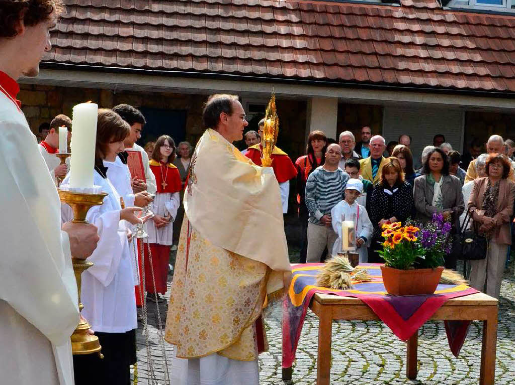 In der Seelsorgeeinheit St. Michael, Grenzach/St. Georg, Wyhlen, fand eine Prozession mit Pfarrer Uwe Schrempp statt.