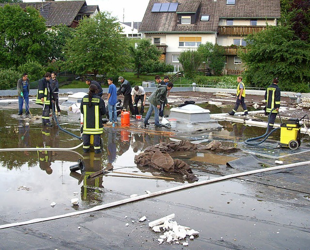 &#8222;Land unter&#8220;: Mit Wassersa...r gegen die Fluten auf dem Flachdach.   | Foto: BZ