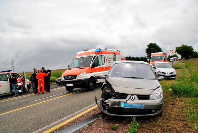 Schwer verletzt wurde eine Frau bei diesem Unfall auf der B31 bei Lffingen.  | Foto: Kamer24