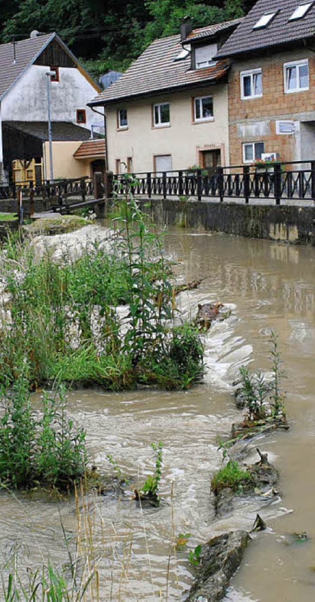 Starkregen lie  den Dorfbach Degerfelden steigen.   | Foto: Ralf Staub