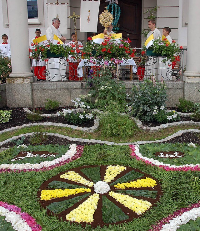 Feierlicher Schlusssegen an der mit sc... Hof des St. Elisabethenkrankenhauses   | Foto: N. Trenz