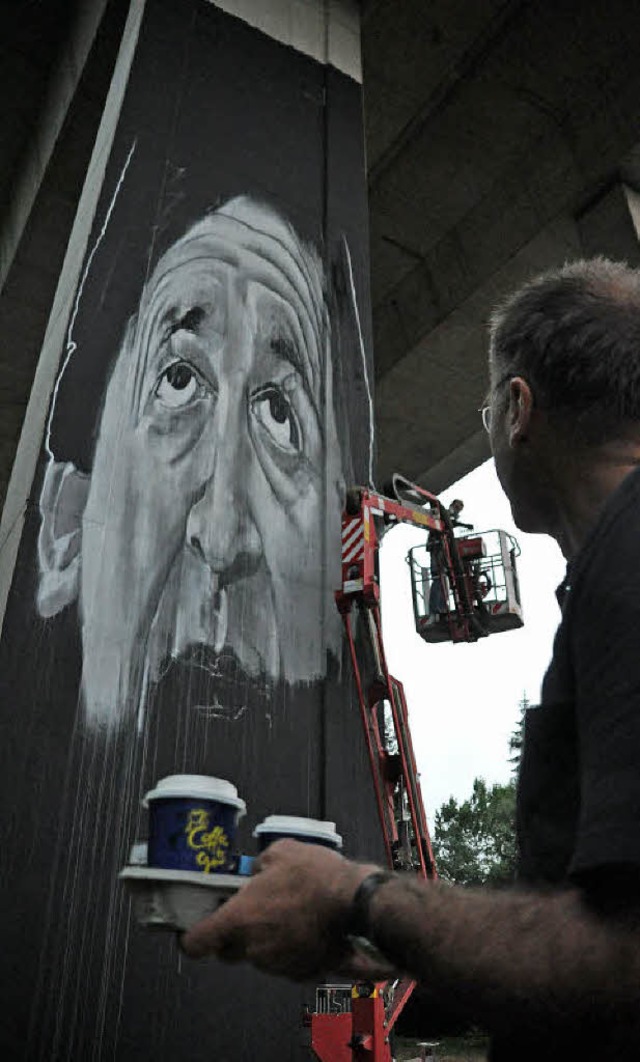 Arbeitsplatz Autobahnbrcke: Hendrik B... Knstler im Korb, schauten viele zu.   | Foto: Barbara Ruda