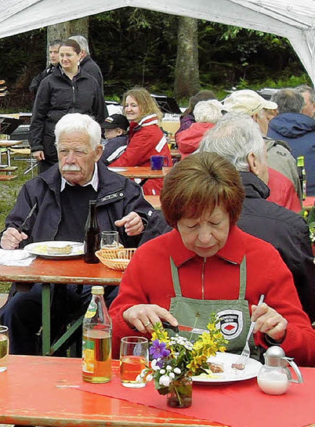 Viele kamen zum Mittagessen ans Waldfest.   | Foto: Siegfried krex