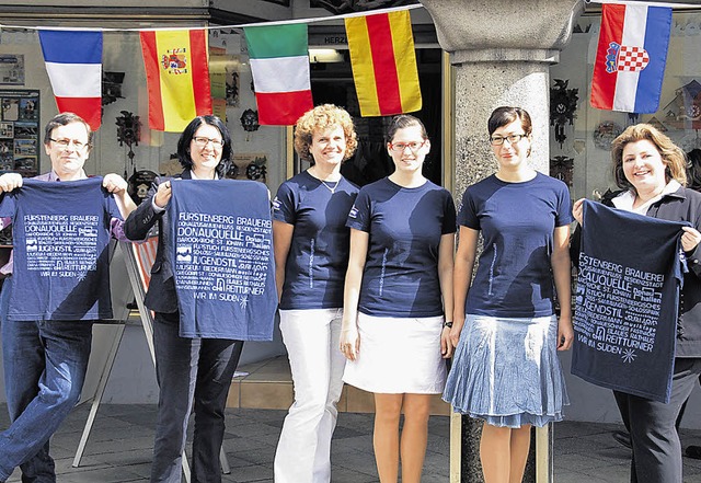 Tourismusamtschefin Elisabeth Volkmann...Vorstellung des neuen Stadt-T-Shirts    | Foto: Hornung