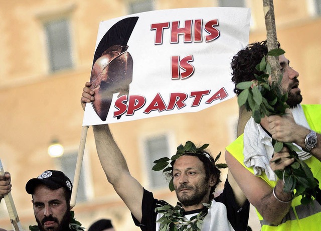 Mnner aus Sparta demonstrieren in Ath...on der Regierung geplante Sparpaket.    | Foto: DPA