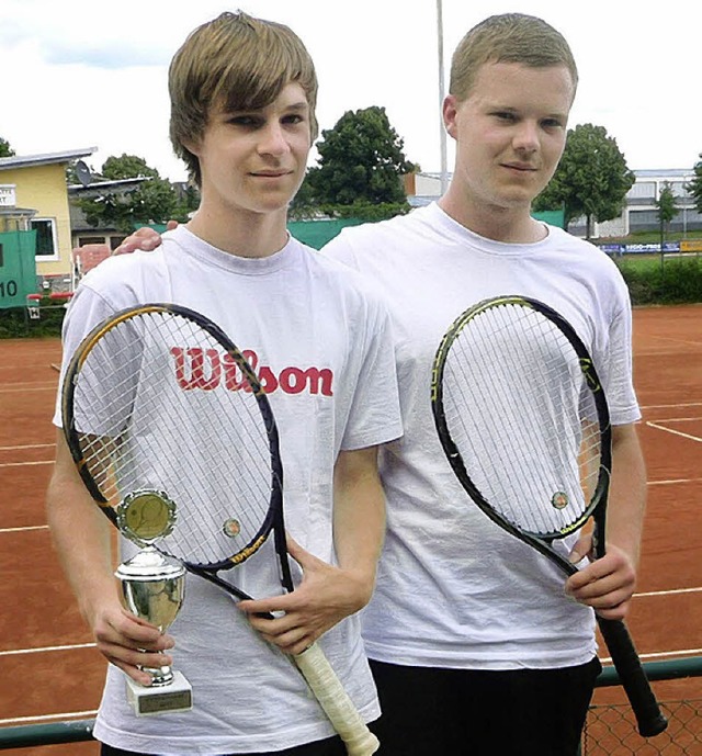 Im Finale in Wyhl besiegte  Julian Sch...(mit Pokal) seinen  Bruder Maximilian.  | Foto: Privat