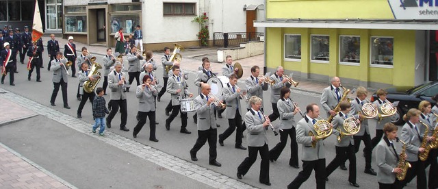 Mit Marschmusik zogen die Stadtmusiker...d der Trachtenverein durch die Stadt.   | Foto: Morath