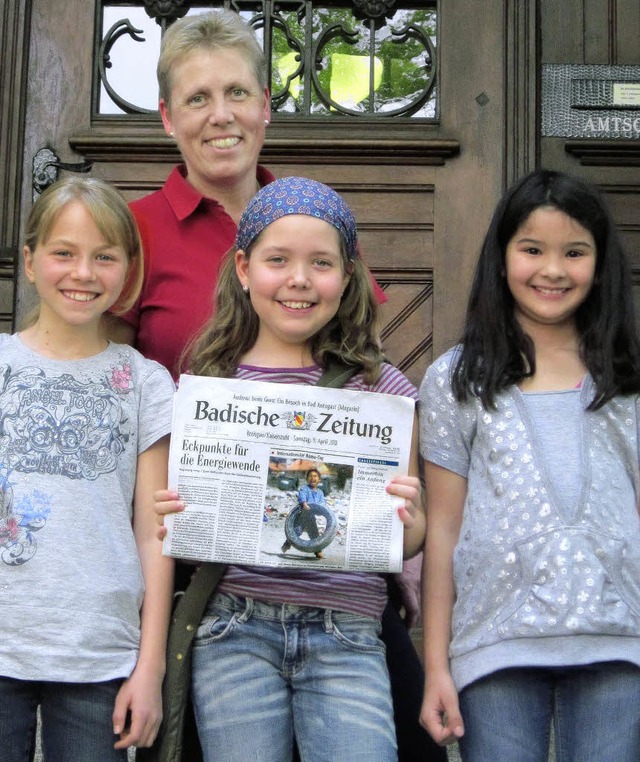 Fototermin vor dem Amtsgericht in Wald...ena und Vera mit Richterin Maria Goj.   | Foto: privat