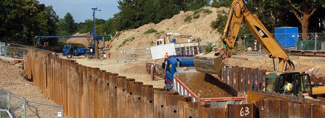 Die Spundwnde fr den Tunnel  Richtun...ste Woche beginnen die Betonarbeiten.   | Foto: Fillisch