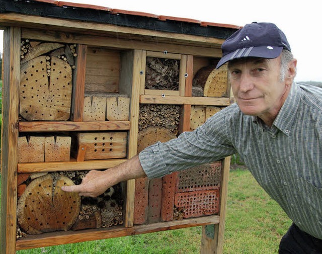 Karl Witzigmann ldt zum Schaufeld-Tag... das Insektenhotel, das er hier zeigt.  | Foto: Pia Grttinger