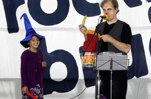 Bezauberndes Kinderprogramm bei Rock a... seiner Weitenauer Assistentin Maria.   | Foto: Heiner Fabry