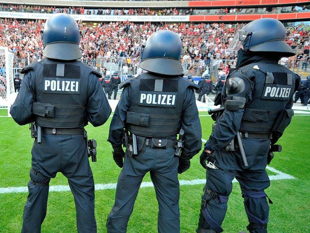Polizei im Fuballstadion &#8211; das ...st Normalitt. Und dringend notwendig.  | Foto: dpa