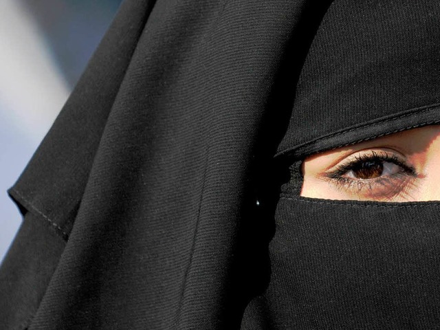 Muslime, wie diese Frau in Frankfurt, ...an Mazyek vom Zentralrat der Muslime.   | Foto: dpa