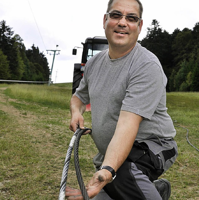 Rupert Schneider zeigt das alte  im Vergleich zum neuen Seil.  | Foto: Kirsten Lux