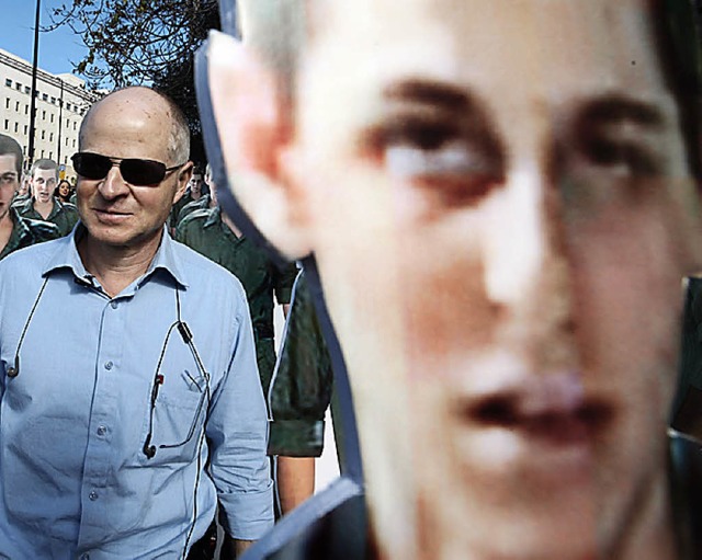 Der Vater von Gilad Schalit mit einem Poster seines Sohnes  | Foto: DPA