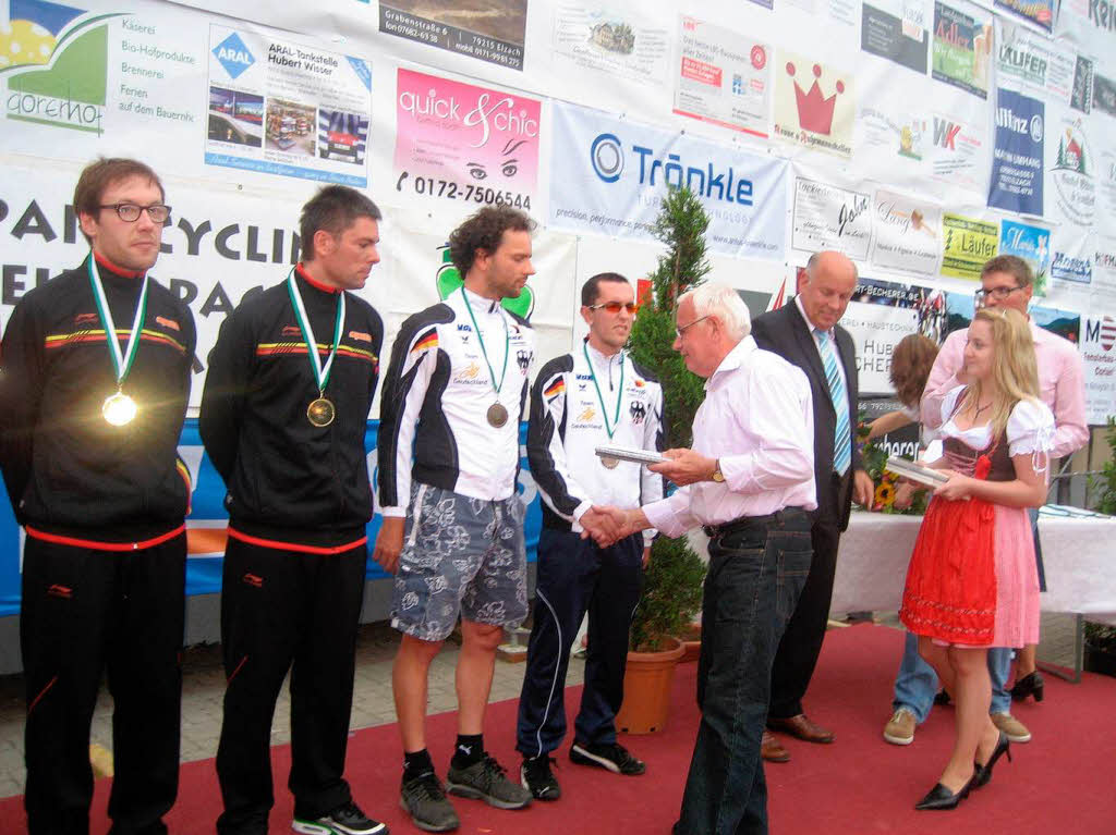 Franz Bischoff gratuliert Yannick Reich aus Winden. Gemeinsam mit seinem Partner Christian Meyer errang er im Tandem-Einzelzeitfahren Bronze.