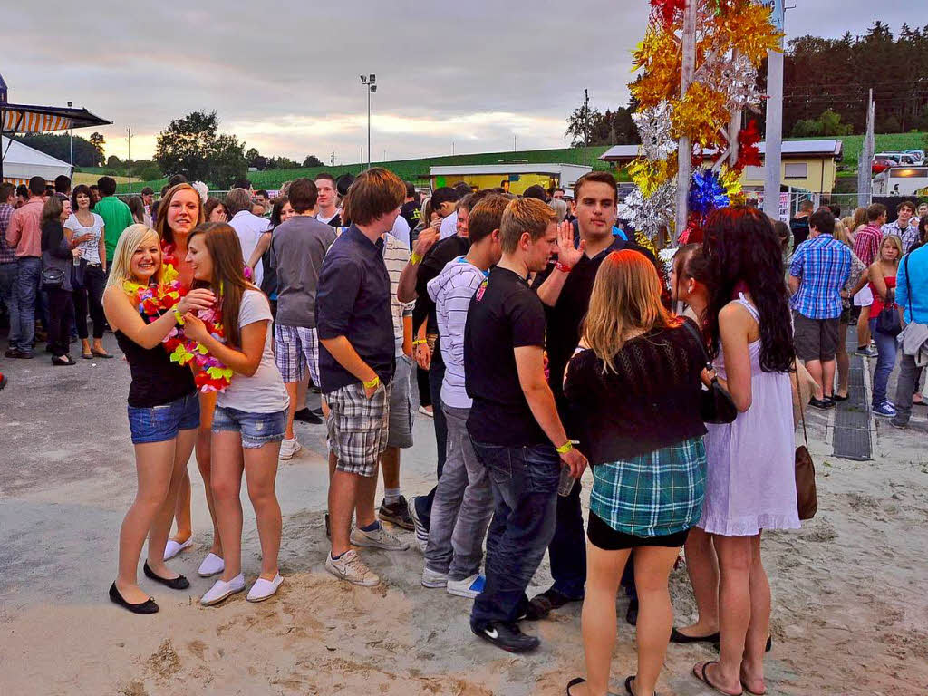 Rund 4000  junge Gste feierten ausgelassen  bei der Beach-Party in Freiamt.