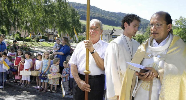 Pater Joseph (rechts) verlsst Schutte...e Pfarrgemeinde voneinander Abschied.   | Foto: heidi fssel