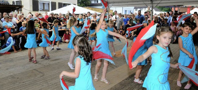 Mitglieder der Tanzgruppe Tatjana Andr...e  Festgste mit erfrischenden Tnzen.  | Foto: WOLFGANG KNSTLE