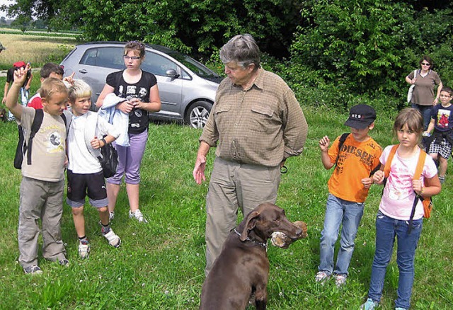 Jger Helmut Klotz erklrt den Kindern viel Interessantes ber Fuchs &amp; Co.   | Foto: hans spengler