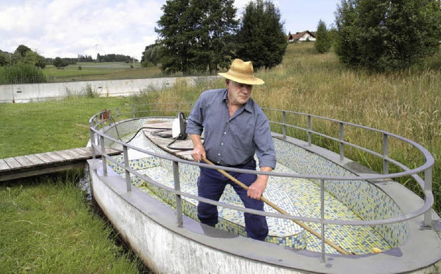 Karl Jger sorgt fr ein sauberes Wassertretbecken.   | Foto: Seifried