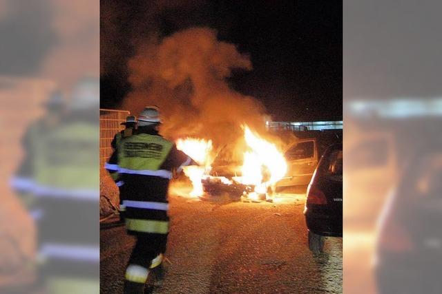 Gestohlenes Auto vor Disko in Brand gesetzt