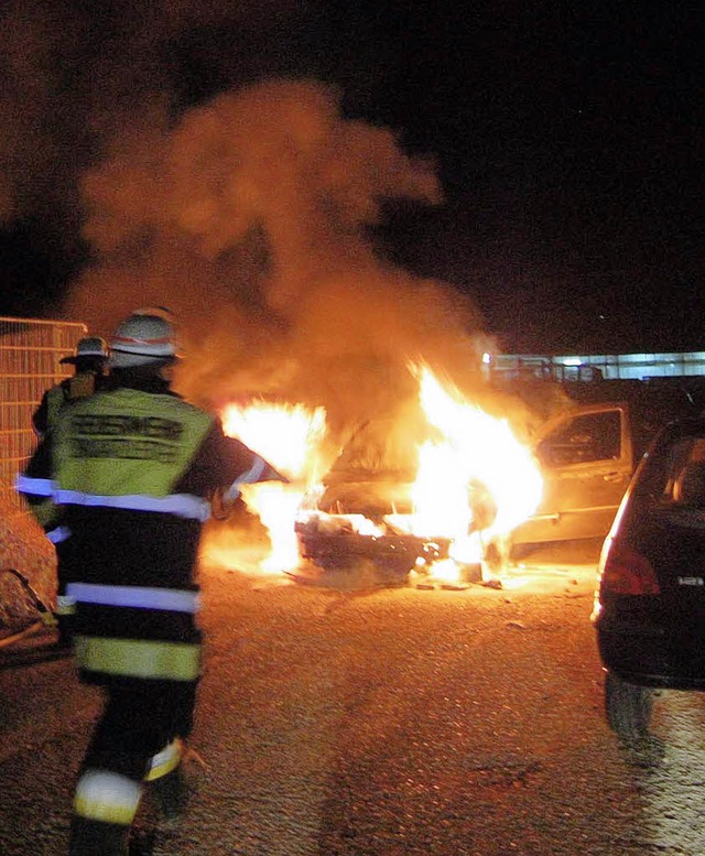 Die Herbolzheimer Feuerwehr lschte da...nende Fahrzeug bei der Disco Atlantis.  | Foto: Feuerwehr