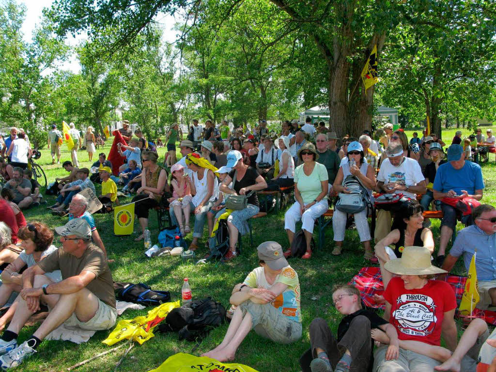 Im Park bei der Maison des Enrgies trafen sich die Teilnehmer nach der Aktion, um den Kundgebungen zuzuhren.