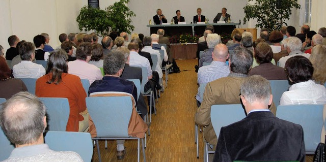 Vor 80 Zuhrern im Gebertsaal stand da... bei der Diskussion Rede und Antwort.   | Foto: Martin Wunderle