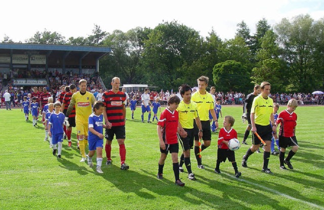 Ein Erlebnis fr die Fuballkids: Einl...iel: Cedrick Makiadi gibt Autogramme.   | Foto: Mario Schneberg