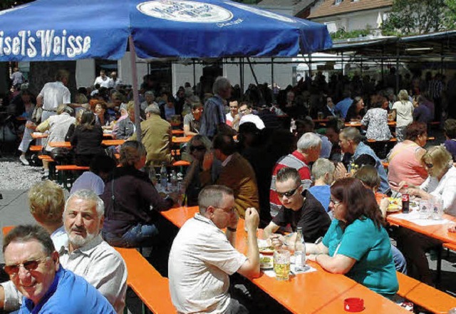 Ein Marktbummel macht hungrig und durs...ohannimarkt ein beliebter Treffpunkt.   | Foto: Heinz Vollmar