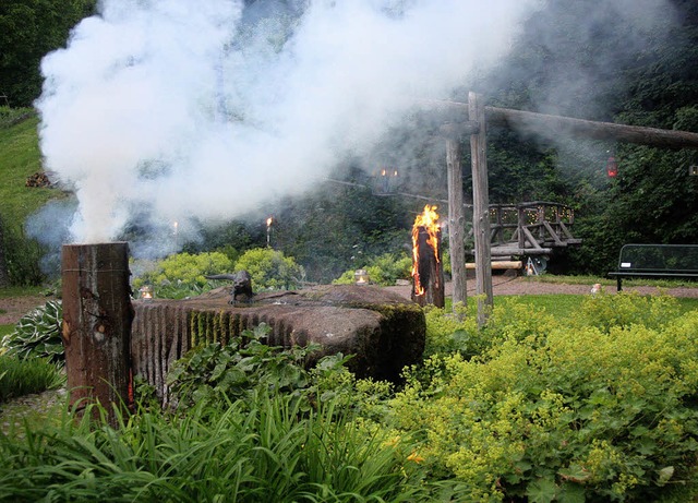 Es werde Licht &#8211; Schwedenfeuer, ...garten eine ganz besondere Atmosphre.  | Foto: Heiner Fabry